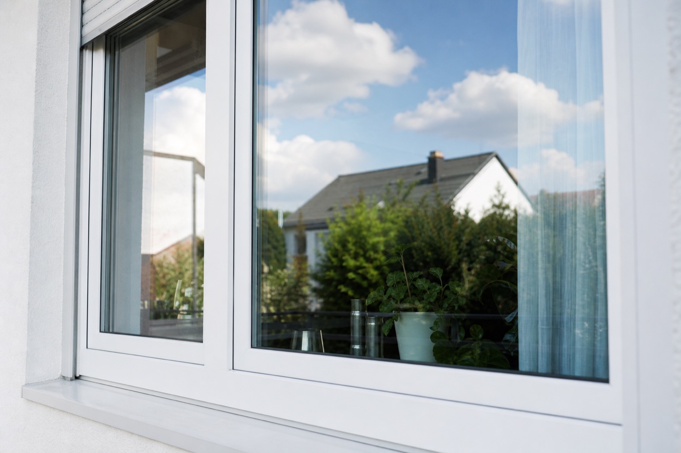 Sauberes Fenster mit Gartenblick