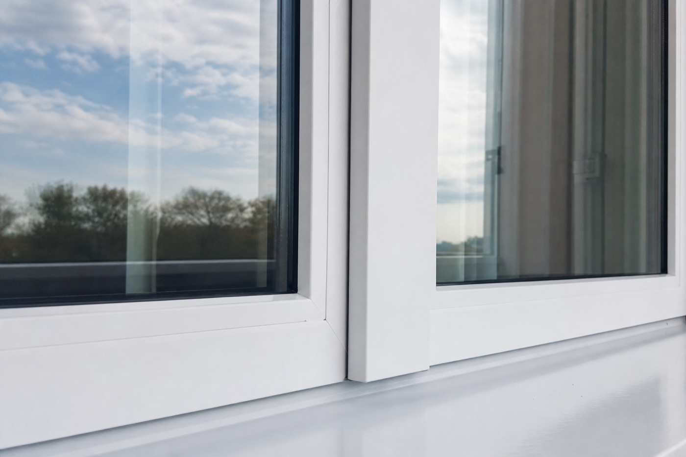 Rodi Mitarbeiter beim Reinigen des Fensterrahmens